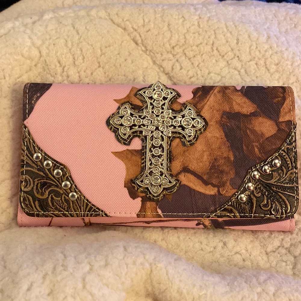 Women's Pink Camo Wallet. New.